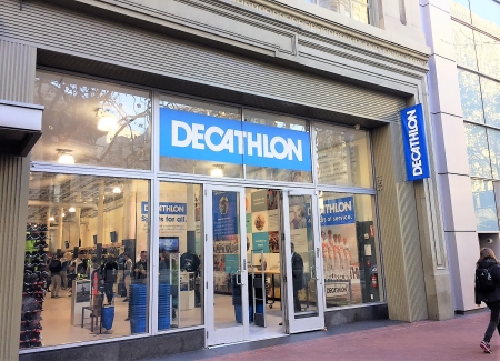 May 26, 2019 Emeryville / CA / USA - Exterior view of Decathlon Sporting  Goods flagship store, the first open in the San Francisco bay area, near  Oakl Stock Photo - Alamy